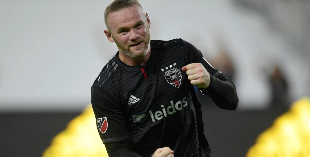 Rooney le regaló sus botas a dos fanáticos