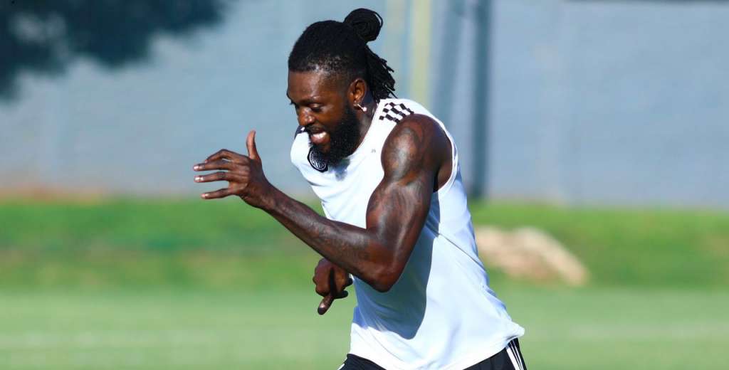 Por el coronavirus, Adebayor se fue de Paraguay y terminó todo mal...