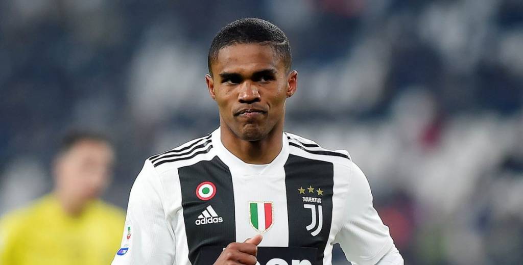 Douglas Costa y una ola insultos por las fotos que sube con su novia en cuarentena