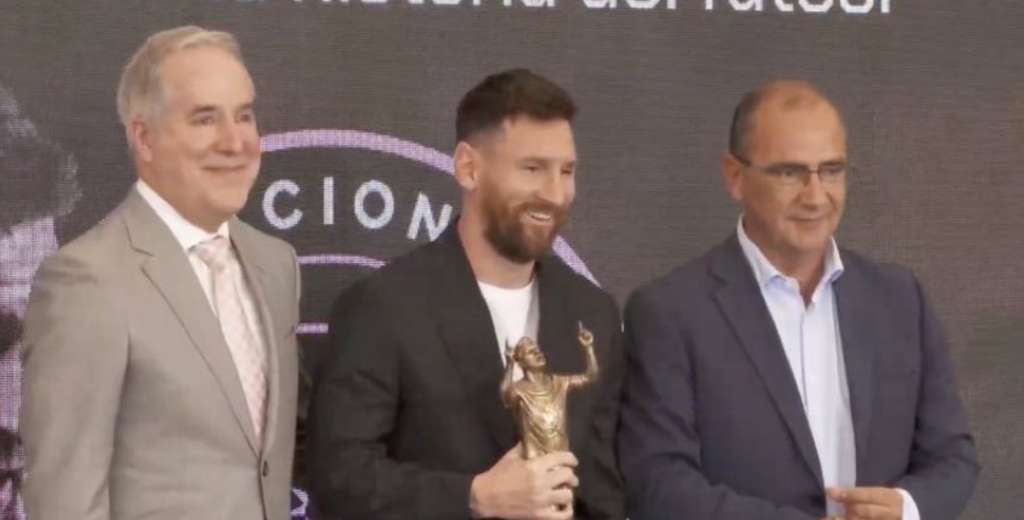 A Messi le dan el trofeo que Cristiano jamás tendrá: "Nadie te superará, Leo..."