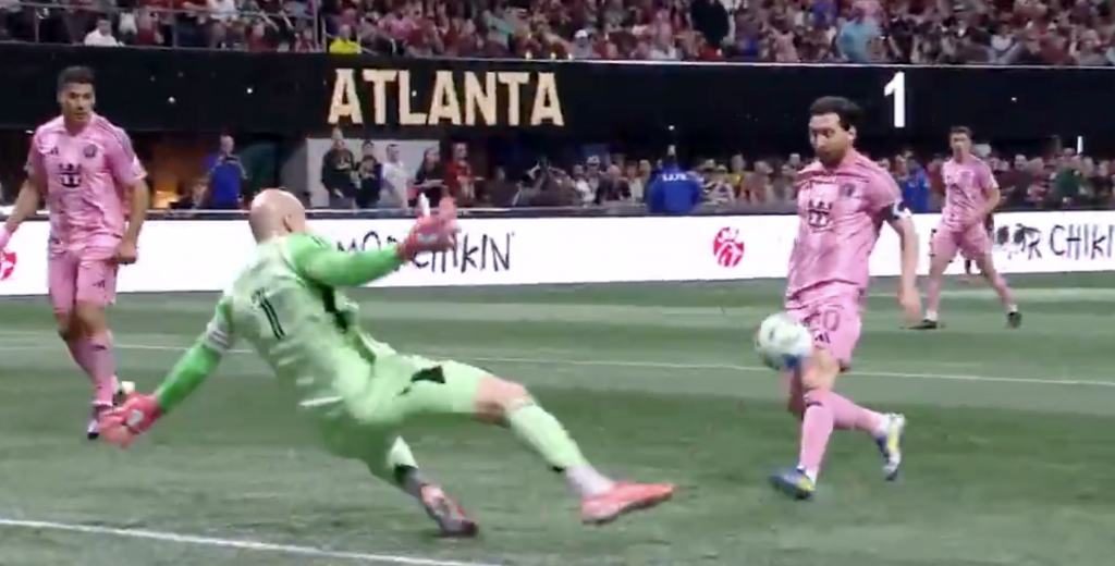 Messi es una bestia: humilló al defensor y arquero en solo segundos...