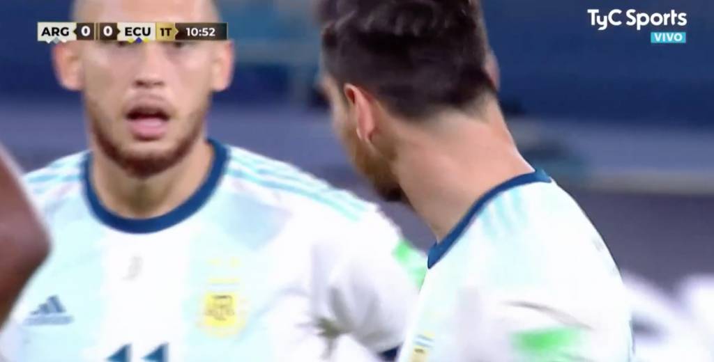 Le quiso "robar" el penal a Messi pero no pudo...