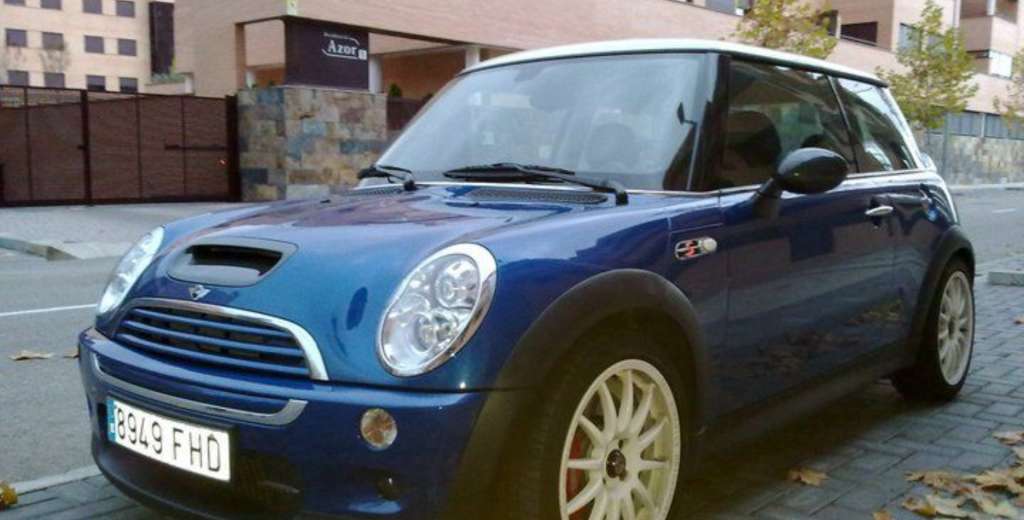 Gana 17 millones de euros en Chelsea y anda en un Mini Cooper del 2015