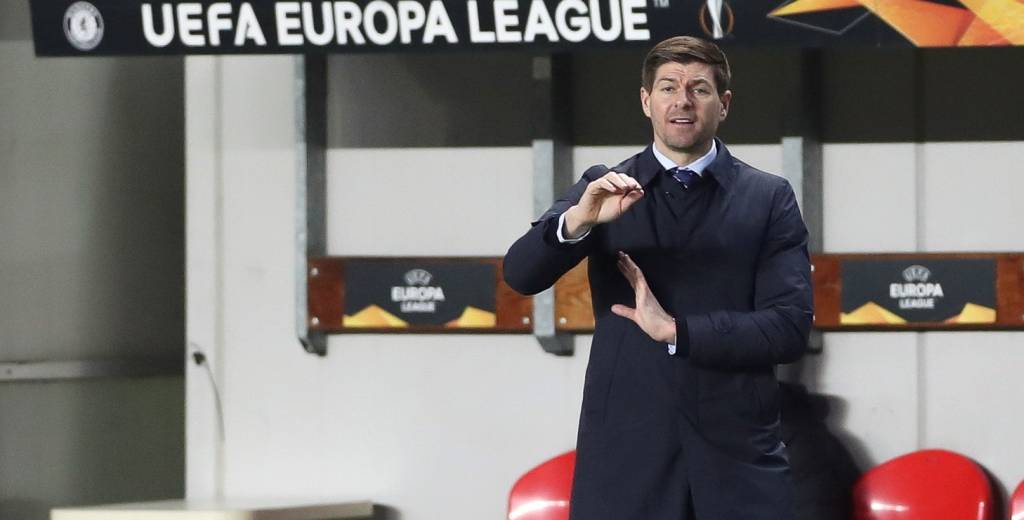 Steven Gerrard recibió el premio a mejor entrenador en Escocia