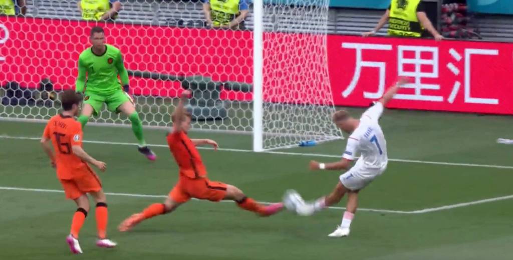 La salvada espectacular de De Ligt para Holanda