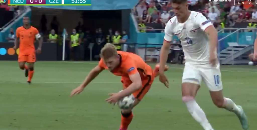 De Ligt la sacó con la mano y lo echaron