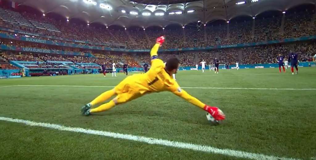 La sensacional atajada de Lloris en el penal de Suiza