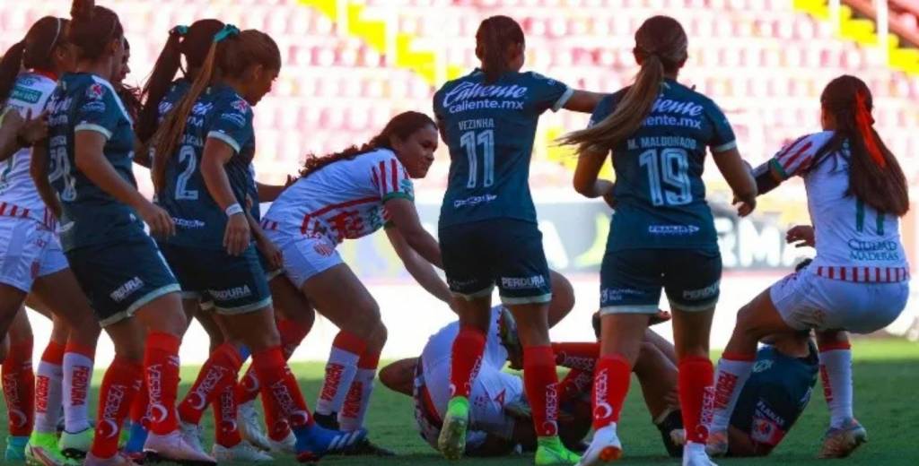 Batalla campal en el Puebla vs Necaxa: piñas y expulsadas