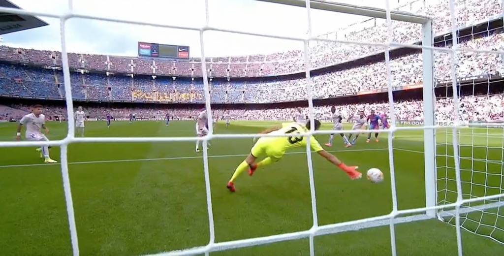 Depay metió un golazo y alivia al Barcelona