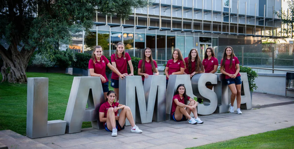 Histórico: FC Barcelona abre La Masía de fútbol femenino