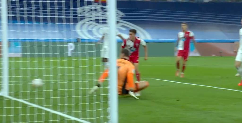 ¿Golazo? Cervi le pegó de taco y de rebote la metió al Madrid