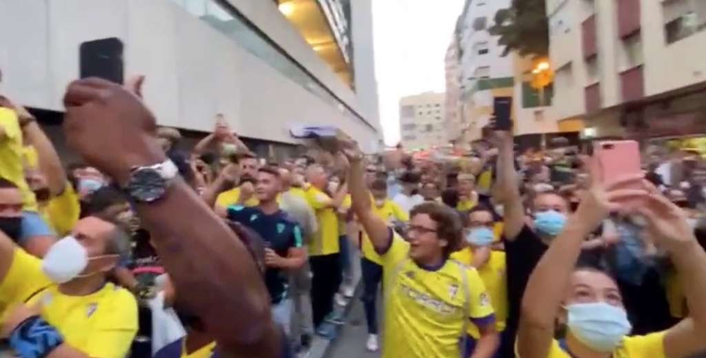 Llegó el Barcelona y la hinchada del Cadiz gritó "Y Messi dónde está"