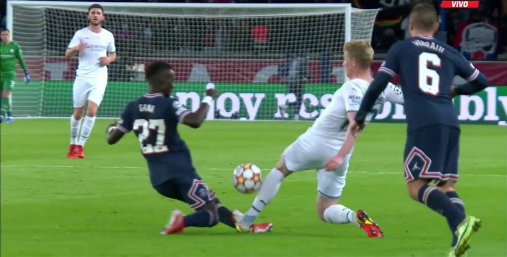 La terrible entrada de De Bruyne a Gueye