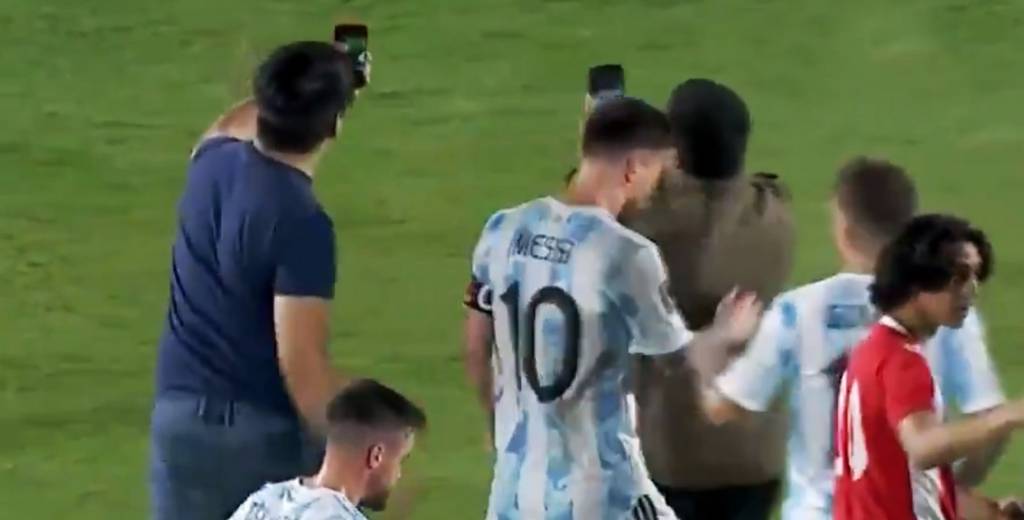 Quisieron una foto y Messi huyó de la cancha