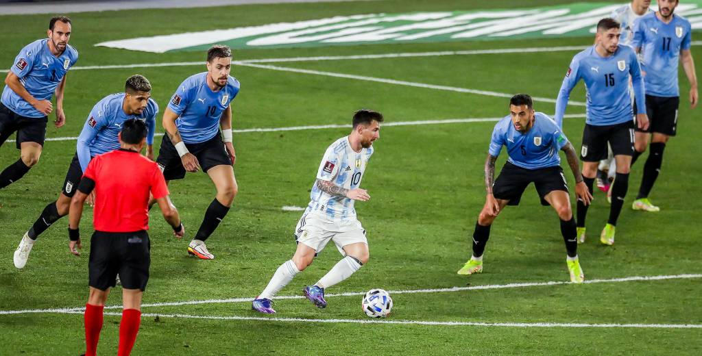 La increíble imagen de Messi rodeado de siete uruguayos