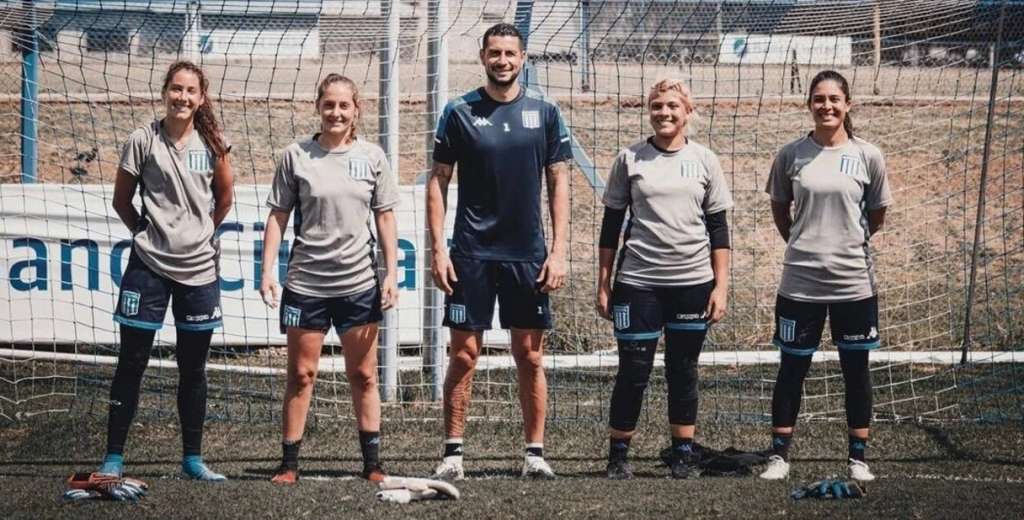 El arquero de Racing le regaló los materiales de entrenamiento a las porteras