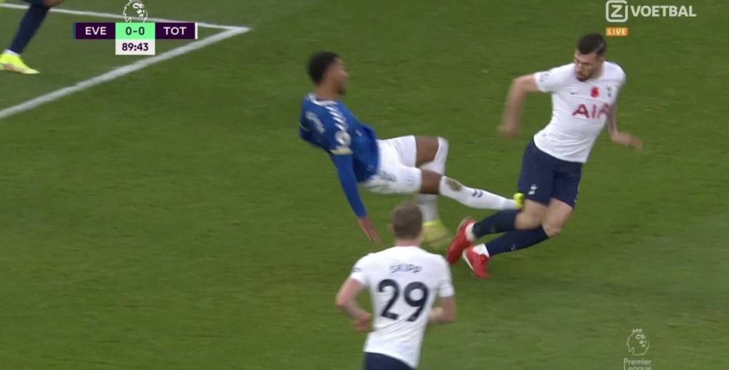 Casi lo rompe todo: Terrible patada en Everton-Tottenham 