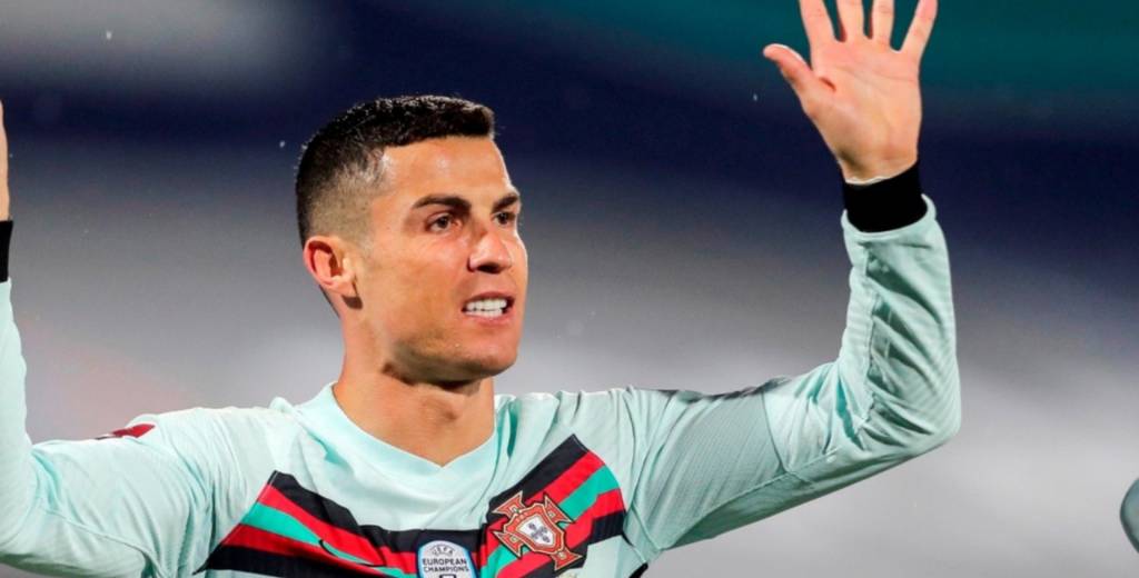 Cristiano saltó a cabecear y vivió algo inédito: su rival lo ahorcó en el aire