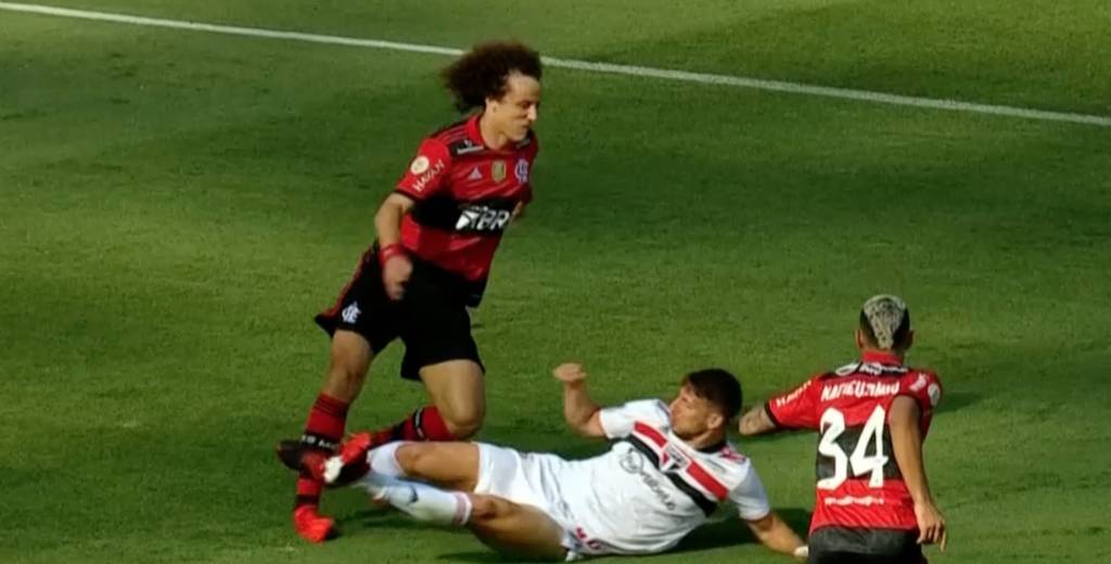 Duele verlo: Calleri casi quiebra a David Luiz y se ganó la roja directa