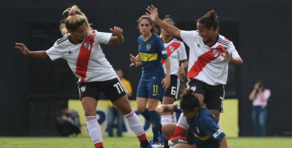 Insólito: El fútbol masculino con público y el femenino sin