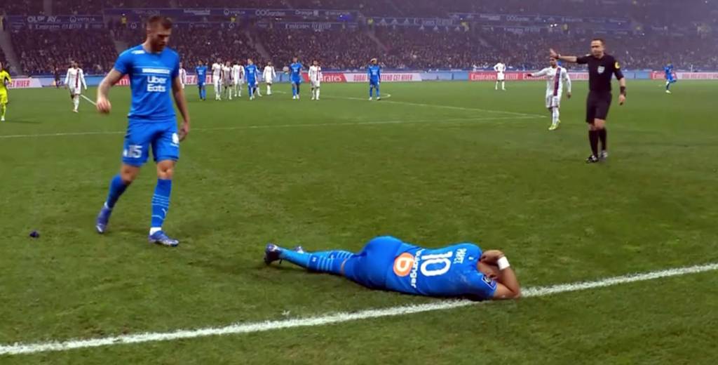 Escándalo en Francia: agreden a Payet y suspenden el Lyon-Marsella