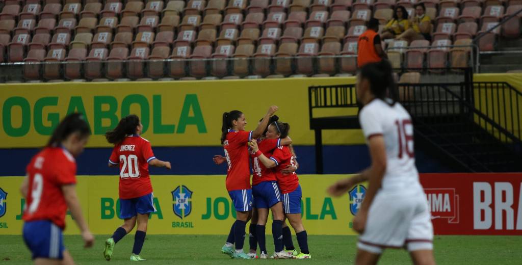 Le pegó desde 35 metros, de primera y clavó un golazo para Chile