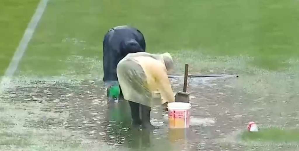 El estadio Hernando Siles se inundó y sacaron el agua con baldes 