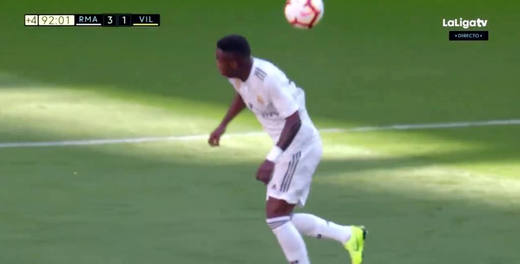 A Vinicius le tiraron un pelotazo e hizo una jugada brutal