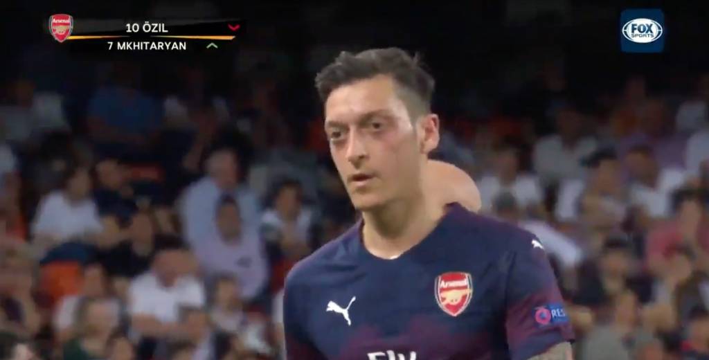 Ozil volvió locos a los hinchas del Valencia con un gesto en pleno partido