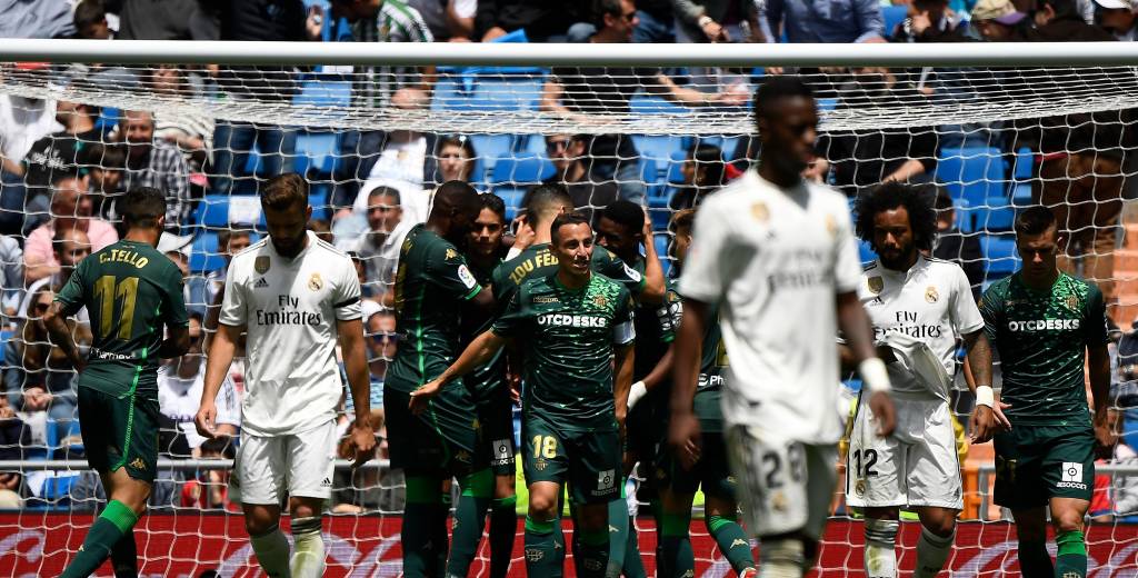 Mientras el equipo perdía con Betis, ellos se reían en el banco