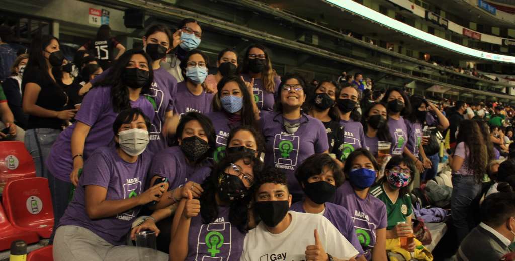 "La barra feminista": El grupo de mujeres que alienta en la Liga Mx femenil 