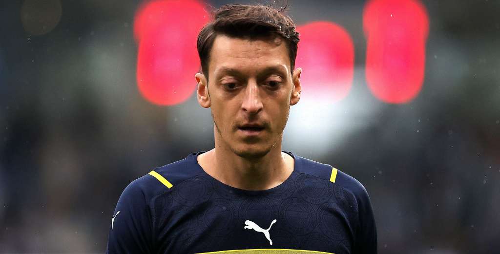 Escándalo en Turquía: echaron a Ozil del equipo