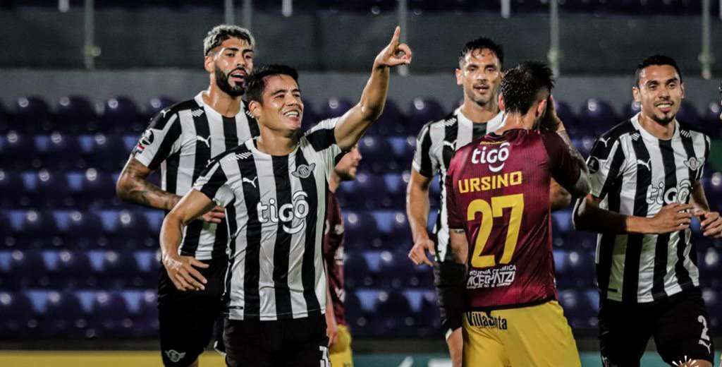 Libertad goleó 4-1 y clasificó como líder a los octavos de final