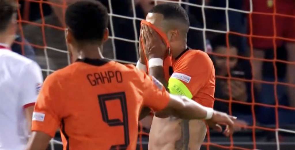 Depay hizo todo mal: se erró un gol increíble y después desvió un penal