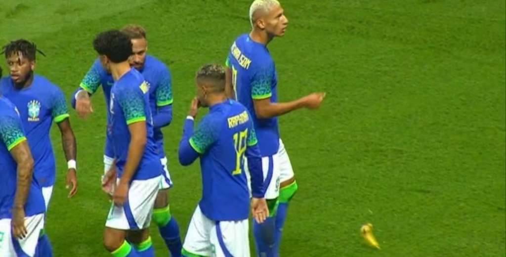 Richarlison festeja su gol y termina hundido: le arrojaron una banana