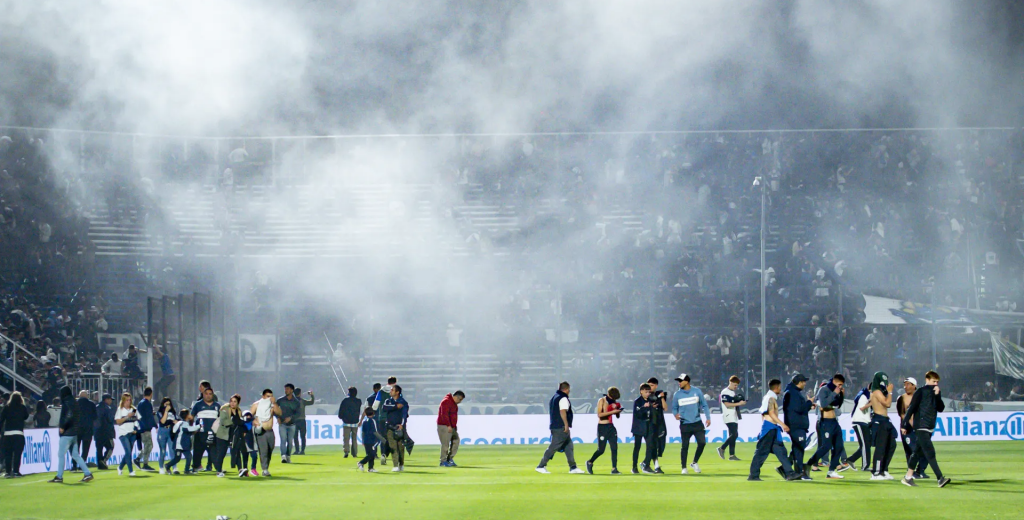 SHOCKING: Disturbances, tear gas and rubber bullets in Boca Juniors game