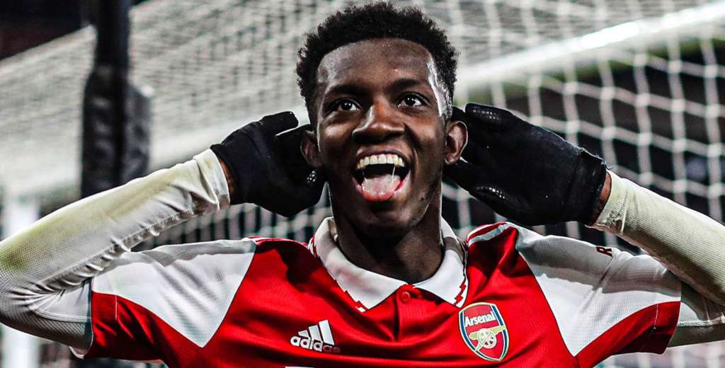 A los 90 y de taco: Nketiah y Arsenal ganan una final ante Manchester United