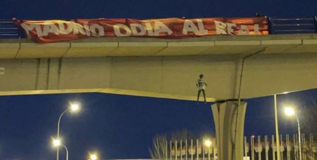 La hinchada del Atlético de Madrid colgó un muñeco de Vinicius de un puente