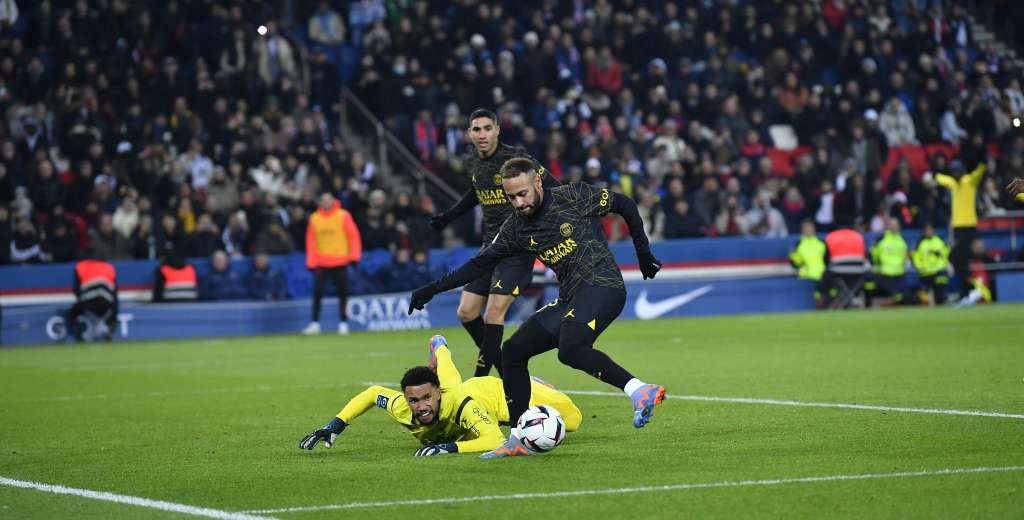 Se puso nervioso: Neymar quedó solo frente al portero y lo dejó tirado en el piso