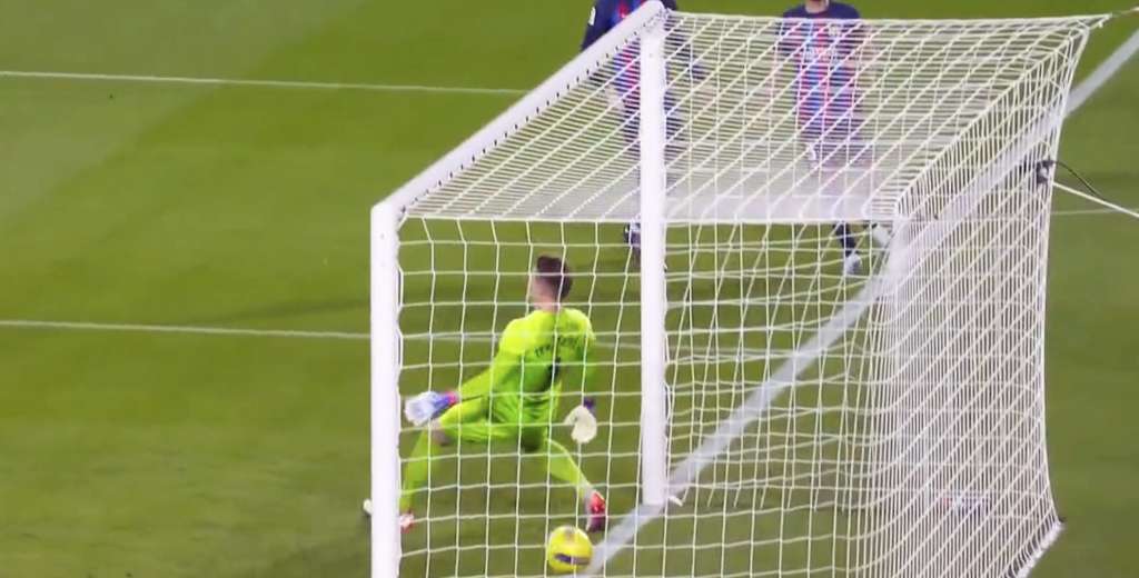 Insólito el gol del Madrid: Vinicius tiró un centro y Araújo la metió en su arco