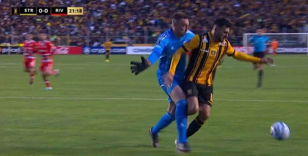 Papelón de Armani: regaló este penal y The Strongest no perdonó