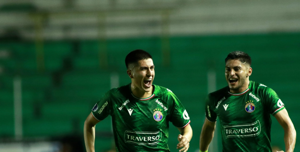 Golazo para Puskas en Copa Sudamericana: ¡le pegó desde 55 metros!