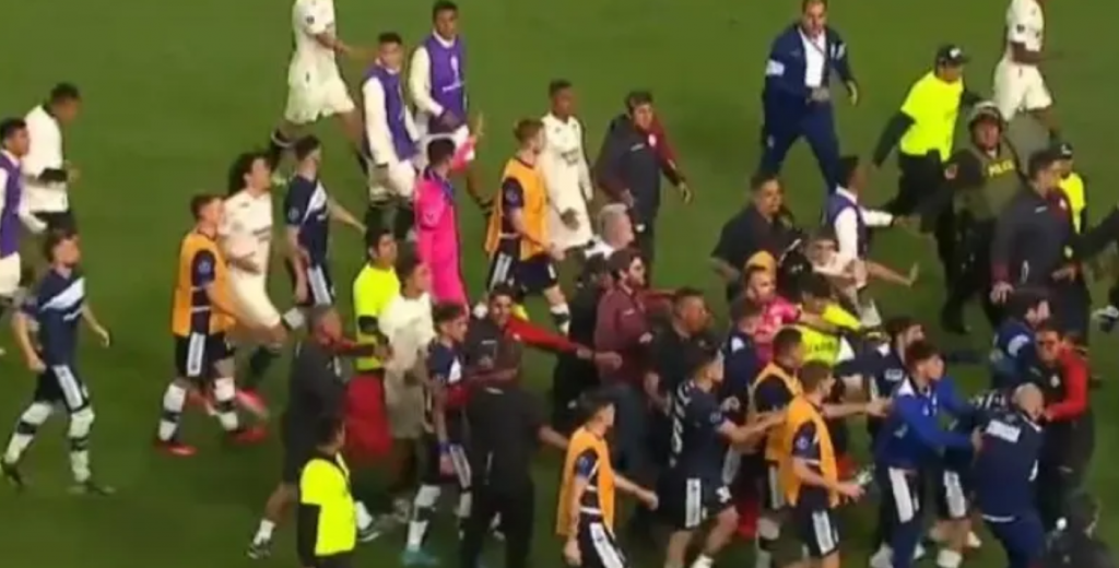 Bochorno: batalla campal entre Universitario y Gimnasia por la Sudamericana