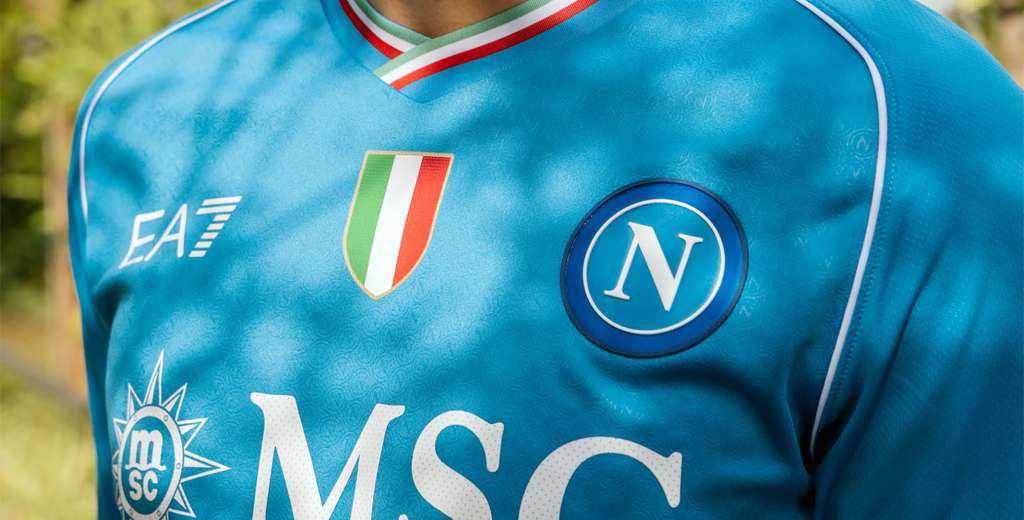 Histórica: el Napoli presentó su nueva camiseta con el scudetto de campeón