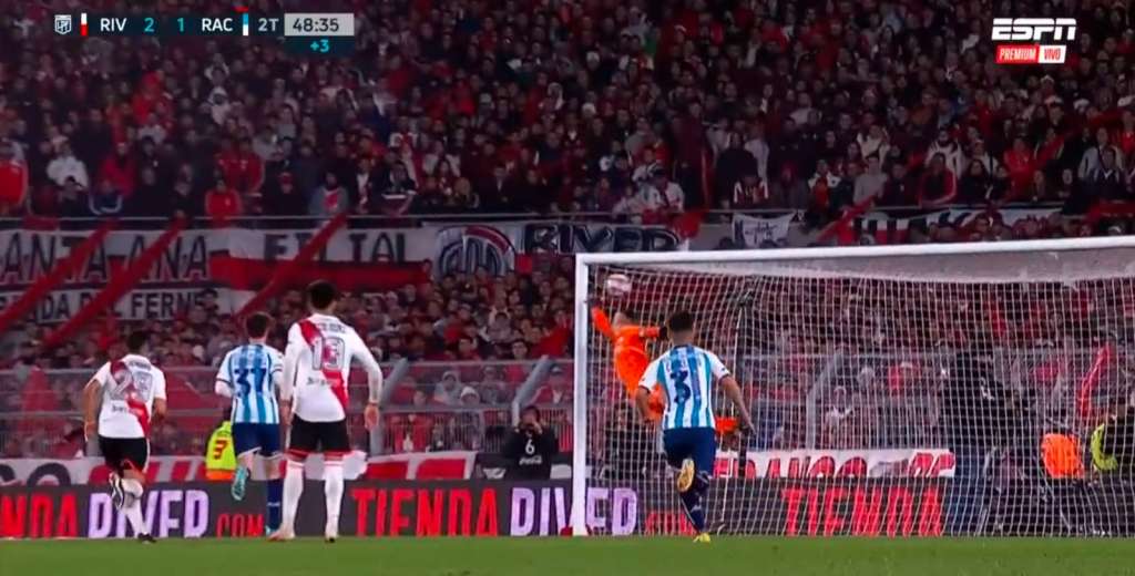 ¡Qué pegada para clavarla en el ángulo! Golazo de Racing Club