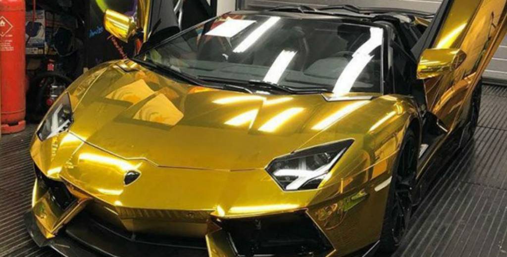 Lo quiere Barcelona, se compró un Lamborghini de 300 mil euros y lo pintó de dorado