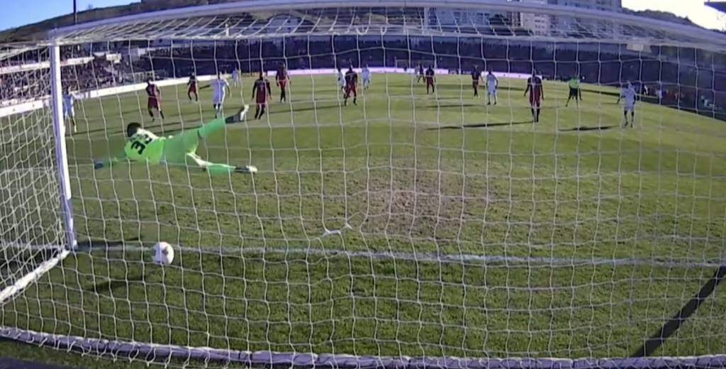 Metieron un golazo, la pelota entró un metro y no se lo cobraron