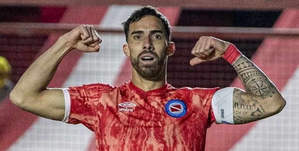 ¡De no creer! Argentinos Juniors hizo gol desde el saque inicial y marcó un récord