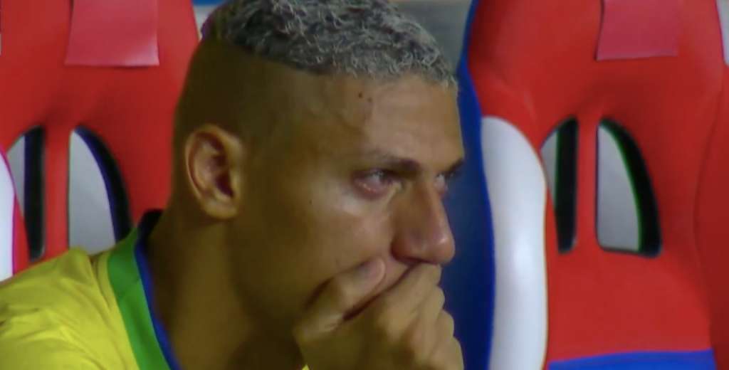 Richarlison se perdió dos goles, Diniz lo sacó y se puso a llorar en el banco