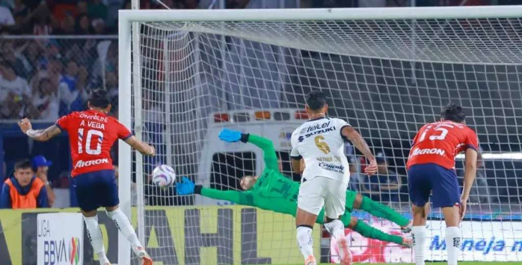 El accidentado regreso de Alexis Vega en Chivas: penal fallado y futuro incierto